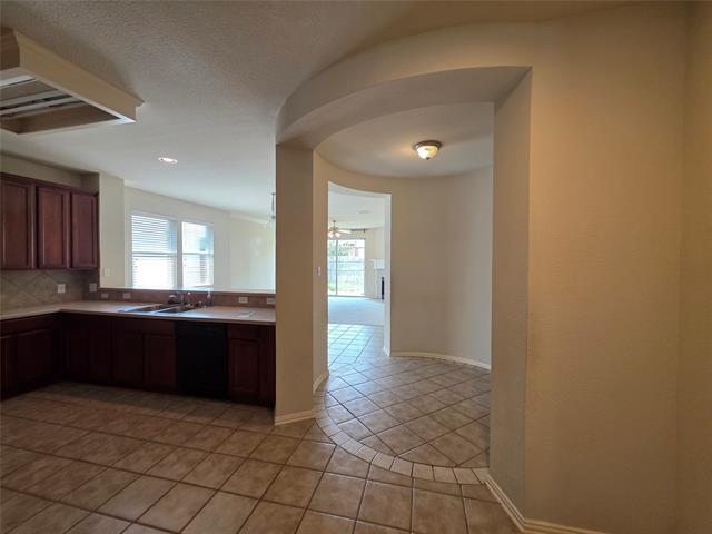 Building Photo - 6000 Mariposa Dr