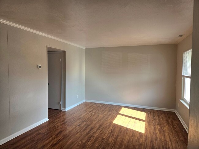 Building Photo - Move In Ready!!