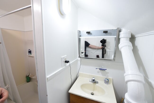 Building Photo - 318 School St