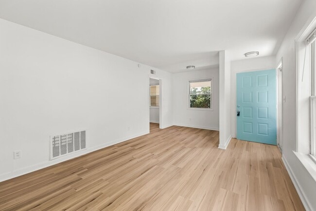 Building Photo - Charming 2 Bedroom, 2 Bathroom house
