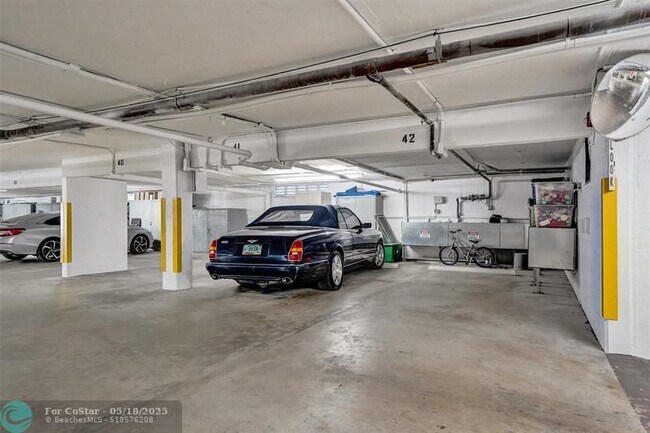 Building Photo - 3051 NE 48th St