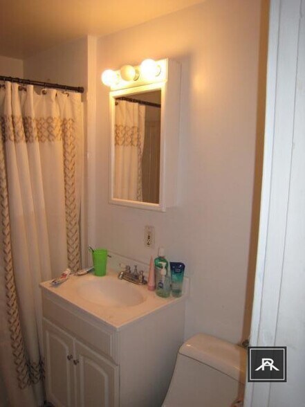 Building Photo - 66 Egmont St