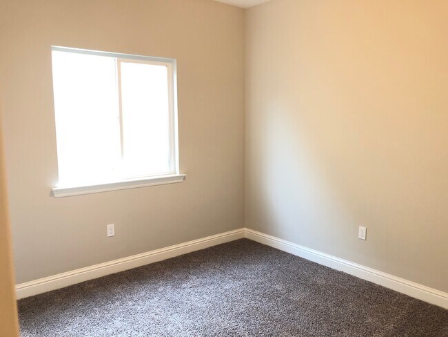 Building Photo - 483 Glendon Pl