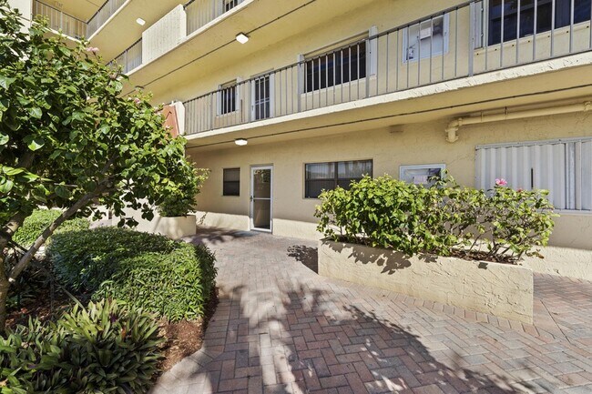 Building Photo - 7420 S Ocean Dr