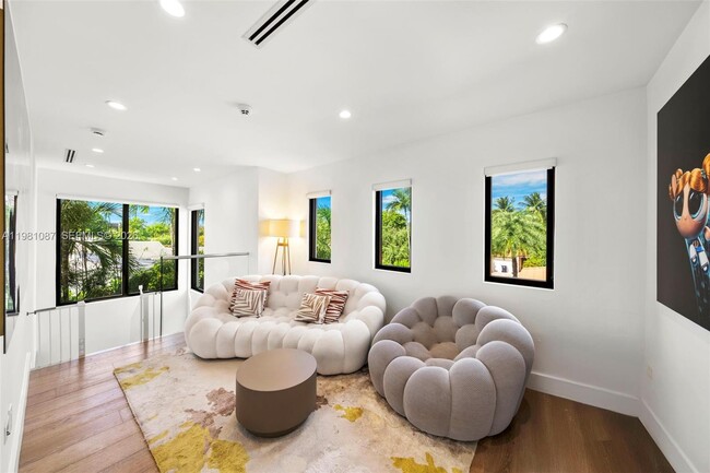 Building Photo - 710 S Shore Dr