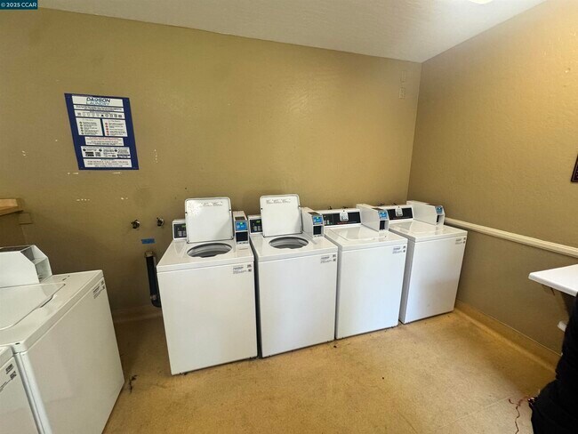 Building Photo - 1085 Murrieta Blvd