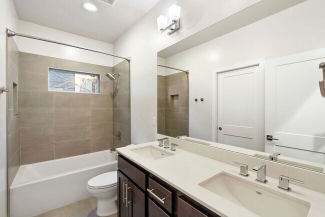 Building Photo - Contemporary Dual Level MidTown Bungalow with Balcony & Garage!