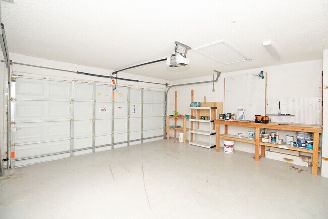 Building Photo - Spacious 4BR Pool Home on Quiet Cul-de-Sac in Wellington