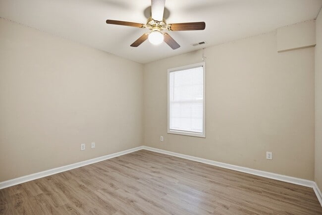 Building Photo - 3 Bedroom 2 Bath