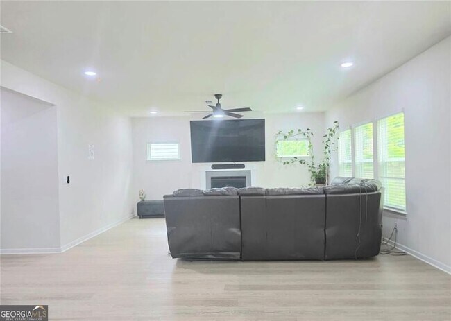 Building Photo - 327 Vly Oak Dr