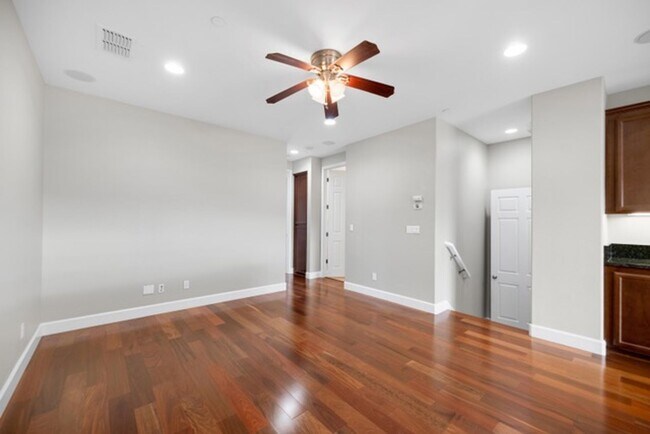 Building Photo - Townhouse - Beautiful 4bdrm, 3 bath - Rocklin