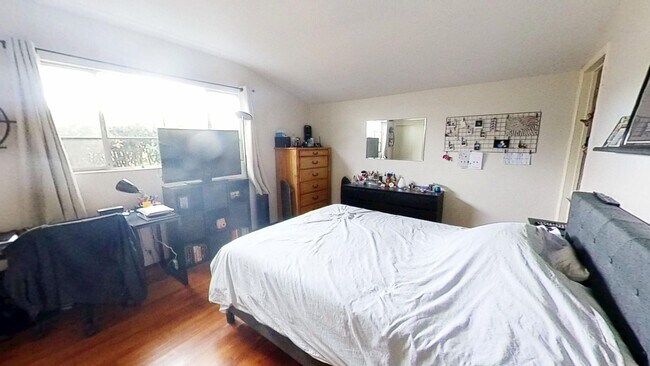 Building Photo - WALK TO SDSU! 5 bed 2 bath House w/ A/C