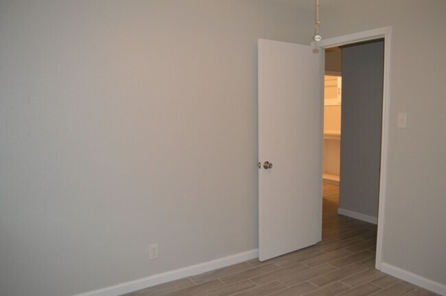 Building Photo - Gorgeous, Spacious 4 bed 2 bath