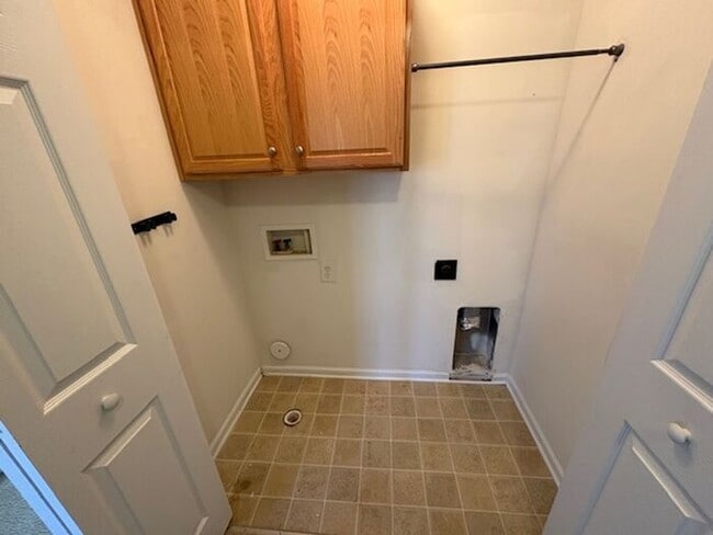 Building Photo - Cozy Living