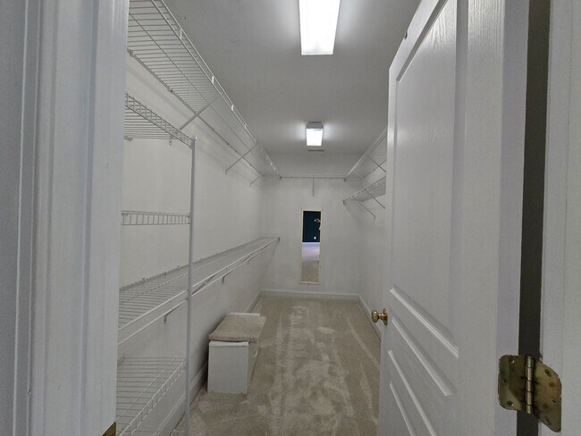 Building Photo - Stylish 3BR, 3BA Townhouse – Prime Locatio...