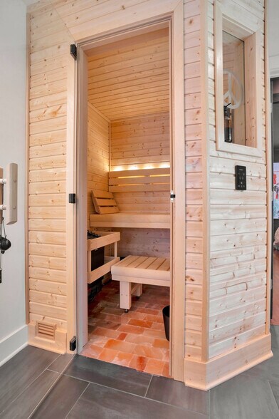 Building Photo - 802 N Park Ave