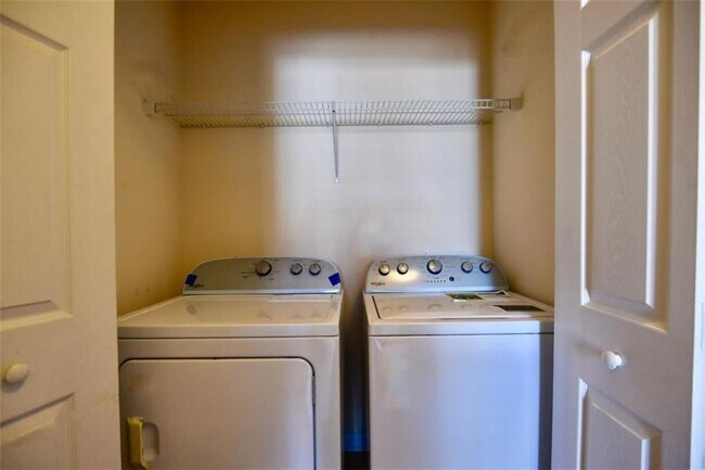 Building Photo - 493 Windstone Trl