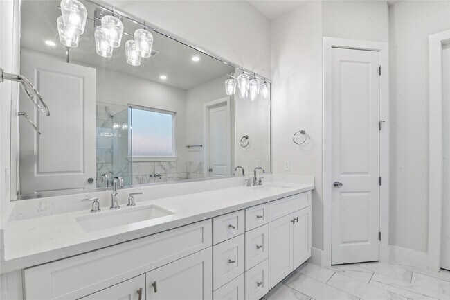 Building Photo - 1236 W 21st St