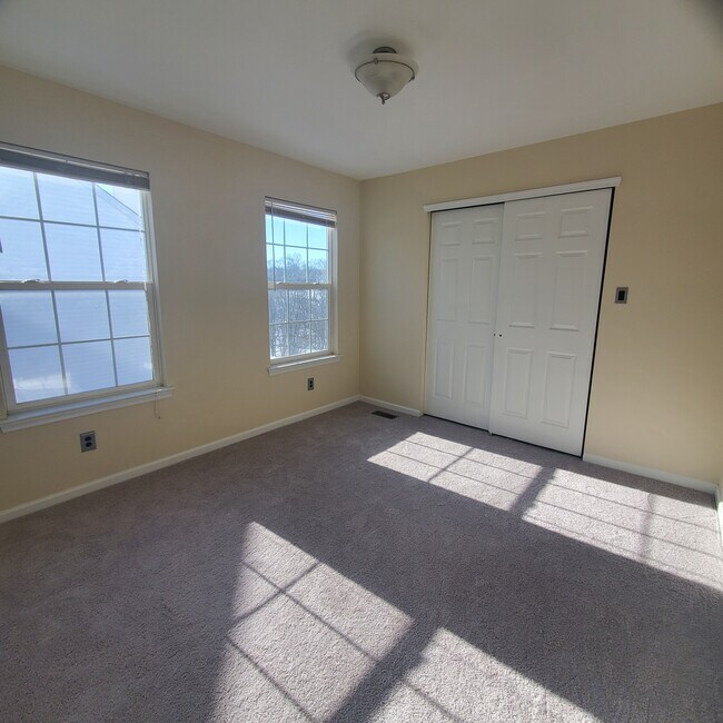 Building Photo - 906 Hamilton Rd