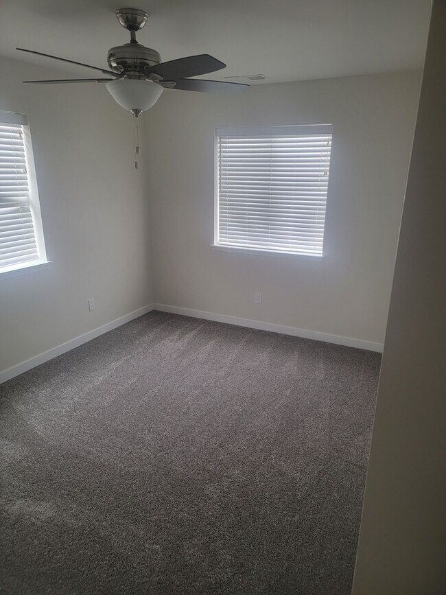 Building Photo - 609 13th St