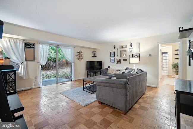 Building Photo - 10684 Weymouth St