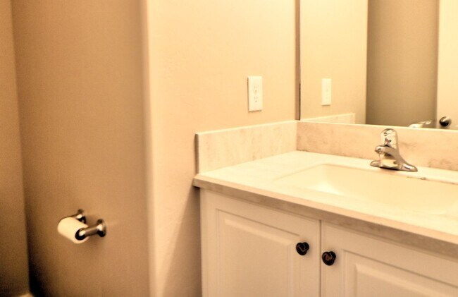 Building Photo - 3 bed 2.5 bath townhome in Salem