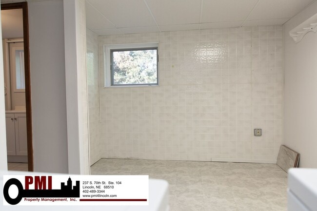 Building Photo - 8030 N Hazelwood Dr