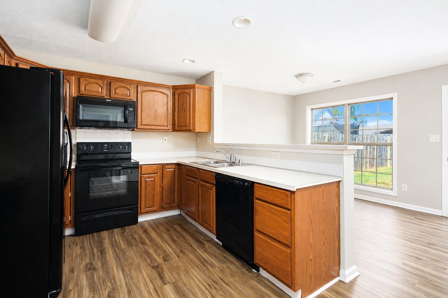 Building Photo - 565 Wellington Gardens Dr
