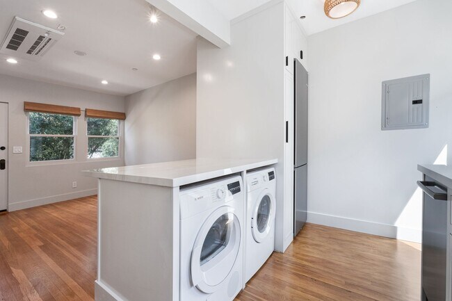 Building Photo - Beautiful 1 bed / 1 bath bungalow-style apartment now available!