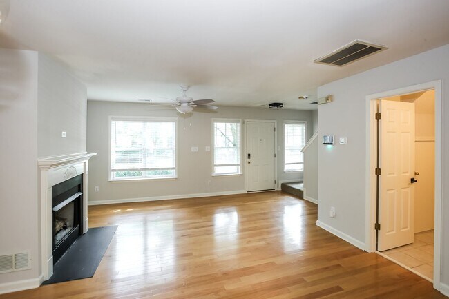 Building Photo - 2 Bedroom, 3 Bathroom Townhouse near Lake ...