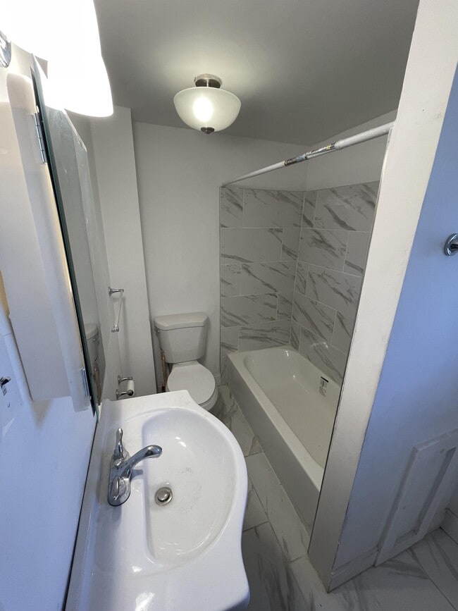 Building Photo - 412 N Holly St