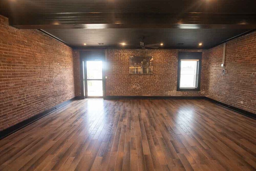 Building Photo - 1529 W Market St