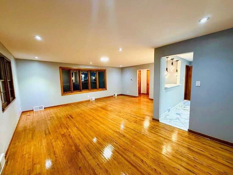 Building Photo - 2791 N Forest Rd