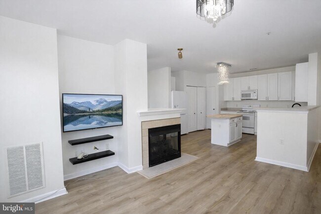 Building Photo - 400 Symphony Cir