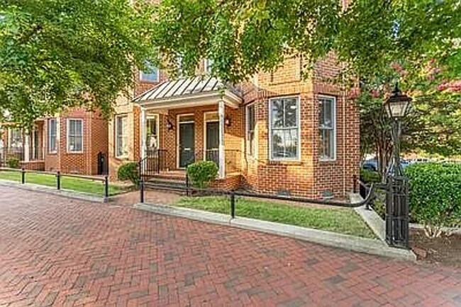 Building Photo - Beautiful 3bd 3bath home!
