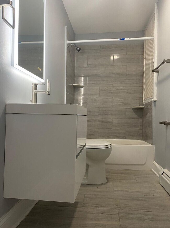 Building Photo - 378 Orchard St