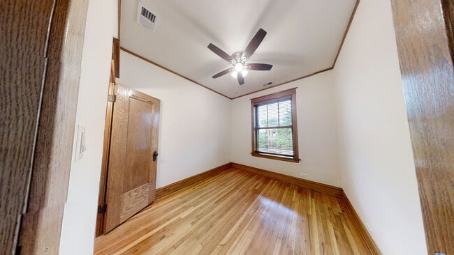 Building Photo - Fantastic three bedroom, one bath in the heart of Wrigleyville Available July 1, 2026
