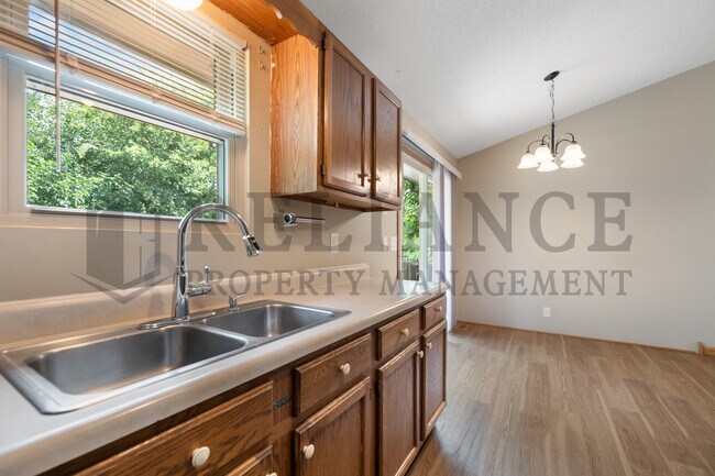 Building Photo - 2014 N Pine Grove St
