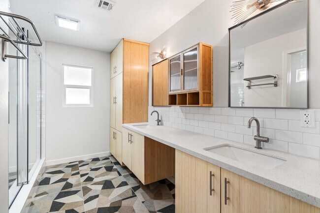 Building Photo - 117 Aliso Dr