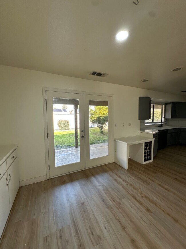 Building Photo - Charming Home Rent Ready !