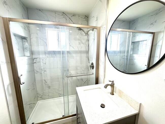 Building Photo - Ready For Move in~ 2BEDS/1BATH HOUSE FOR RENT W/Laundry Hook-Ups!