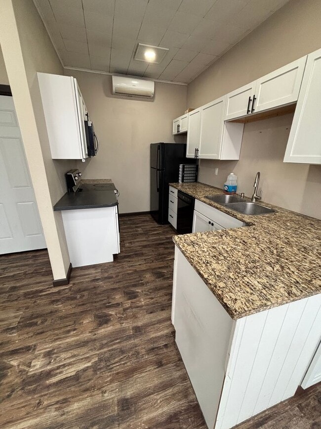 Building Photo - 720 Main St