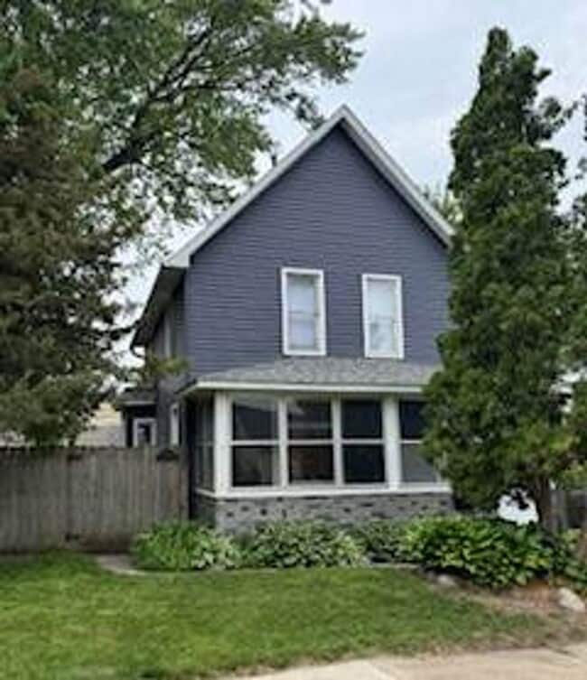Building Photo - 3 Bedroom / 1 Bathroom Private Fenced Yard...