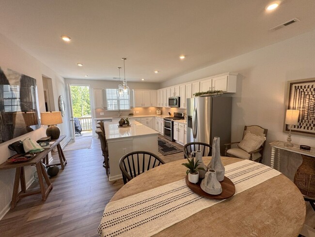 Building Photo - Fully Furnished Water front Community