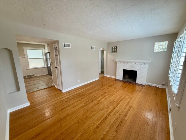 Primary Photo - Charming 2BR/1BA Home in Kirkwood – Renova...