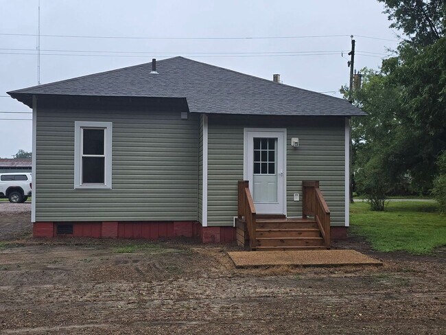 Building Photo - ADORABLE BUNGALOW IN SUSSEX COUNTY