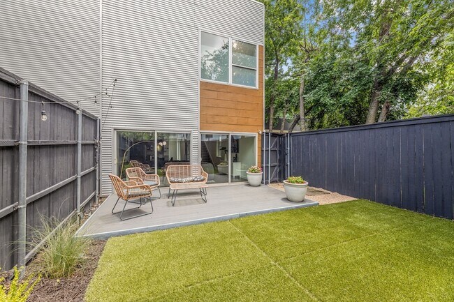 Building Photo - 4411 Roseland Ave