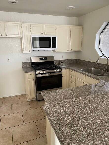 Building Photo - 5038 S Rainbow Blvd