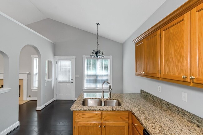 Building Photo - Impressive 4 Bed, 3 Bath Home with Fenced ...