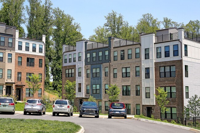 Building Photo - Pet-Friendly Brookhill Commons End-Unit Condo